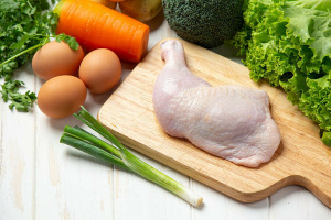 ФАС начала антикартельные проверки производителей яиц и мяса кур.