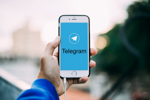 Telegram представил крупное обновление — теперь каждый может запустить свой бизнес-аккаунт. Также у владельцев каналов появилась возможность получать 50% дохода от рекламы.